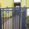 Tor mit erhoehtem Tuerdruecker-Lochblech als Durchgreifschutz.JPG
