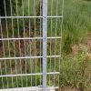Gitterzaun mit Winkelfussplatten montiert.jpg